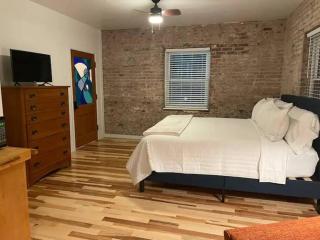 Brick Street Apartment-Studio Suite - 9