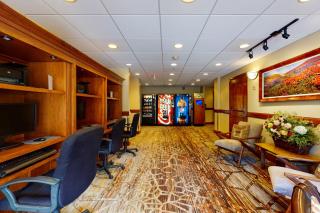 Lion Square Lodge South 750 - 6