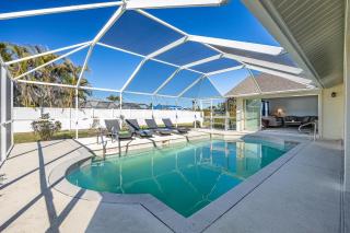Pool, Sleeps 7 - Villa Sunshine Hideaway - Cape Coral - 0