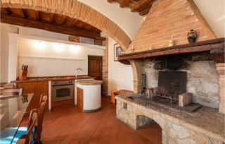 Stunning Home In Mazzolla With Wifi - 9
