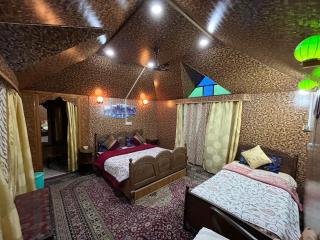 Young Shahzada Group of Houseboats - Srinagar - 3
