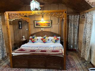 Young Shahzada Group of Houseboats - Srinagar - 4