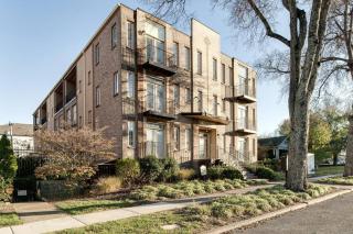 The Johnny Cash Suite - Music Row District - Free Garage Parking - King Bed - 2