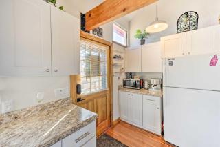 Pet-Friendly Fredericksburg Cabin with Hot Tub! - 1