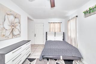 4-Bedroom Comfort Ybor City, Close to Everything - Tampa - 1