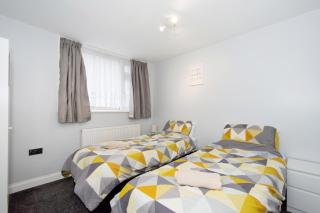 Blueville House, Bluewater, 4 Bedroom Houses, Greenhithe, Dartford, Kent-Hosted by Castile Accommodations Ltd - 7