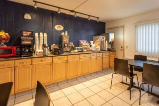 Super 8 by Wyndham Wooster - 2