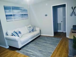 White Sand Getaway steps from Beach - Gulfport - 8