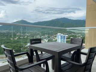 Modern well-equipped 4 PPL condo/5 MIN beach walk - 1