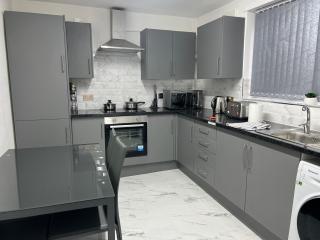 Beautiful and Homely 3 Bed House With FREE Parking So Close To Man City and City Centre - 6