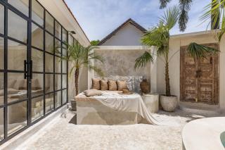 Luxe & Unique honeymoon Bocami Suites- 1 by Azure - Kerobokan - 6