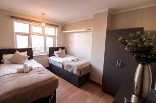 Cosy contractor house with FREE parking! - Luton - 1