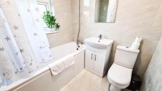 Perfect for Contractors - Modern Home with Free Parking and WiFi! - Luton - 4
