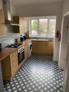 Osmaston park house, Entire house,4 bedrooms with 7 beds, working facility, free parking , smart TV for each room, free WiFi, washing machine, tumble dryer, near to Rolls Royce, Bombardier, easy access to A38 and A50 - Derby - 6