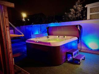 Captivating 4-Bed Hot Tub House in Blackpool - 6