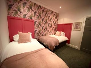 Captivating 4-Bed Hot Tub House in Blackpool - Blackpool - 3