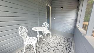 Charming 2 Bedroom 1 Bath Farm Style House - 6