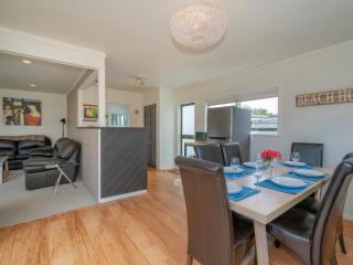 Beach House on Hetherington - Whangamata Home - Whangamata - 2