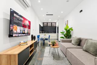 Fresh new place, central w Bomb Shelter right next to the beach M3 - 0