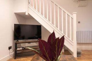 The Mews, Amazing Newport 2 BR, Excellent location, Parking, Perfect for Contractors - Newport - 1