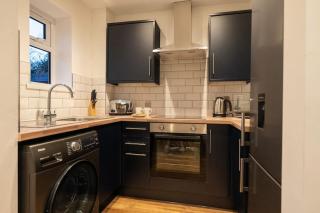 The Mews, Amazing Newport 2 BR, Excellent location, Parking, Perfect for Contractors - Newport - 0