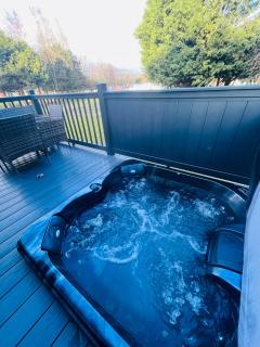 Silver Wood Lodge with Hot Tub - York - 8