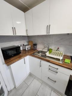 12 Minutes to Central London Kings Cross, 6 minutes walks to the train station - Free parking 3 bed 2 bath fully refurbished flat NO PARTY OR GATHERING ALLOWED - Londres - 5