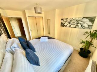 A Stylish Retreat - Super King Bed - Heart Of Town Centre - 5 mins Stroll to Beach - 4