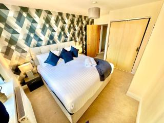 A Stylish Retreat - Super King Bed - Heart Of Town Centre - 5 mins Stroll to Beach - 7