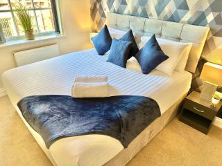 A Stylish Retreat - Super King Bed - Heart Of Town Centre - 5 mins Stroll to Beach - 3