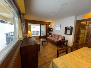 Ski aux pieds, 2 pièces rénové, 5 couchages, terrasse, parking, proche commerces et services - FR-1-572-145 - 2
