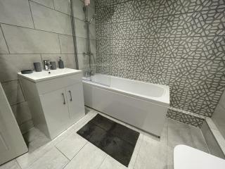 Newly rennovated 1-bedroom serviced apartment, walking distance to Hospital or Train Station - Newport - 3