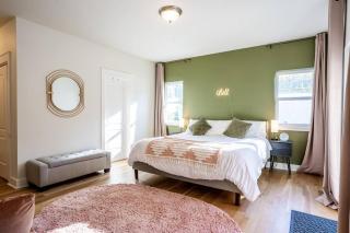 Hot Tub & Seasonal Pool -Sleeps 10- 4 min to OSF - Ashland - 3