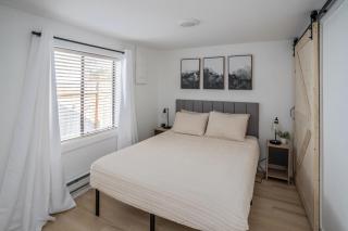 Cozy 2 Bedroom Home, Private Backyard with Hot Tub - Seaview - 5
