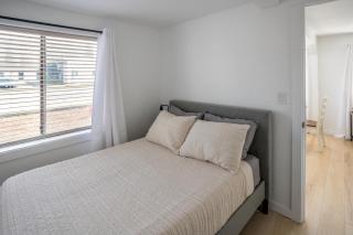 Cozy 2 Bedroom Home, Private Backyard with Hot Tub - Seaview - 3