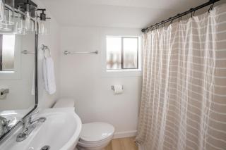 Cozy 2 Bedroom Home, Private Backyard with Hot Tub - Seaview - 7