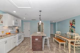 Parrot Head - Pet Friendly Beach Condo! Perfect for 6-7 guests! - Myrtle Beach - 7