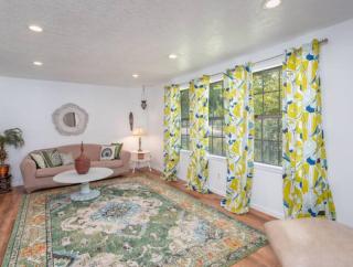 Experience Nirvana with artwork collections from around the globe Located in Lakewood neighborhood in SE Boise next to a park, Minutes from Bown Crossing and the Boise River, 10 minutes to downtown, 4 beds, sleeps 8, pets welcome in large fenced in yard - Boise - 8