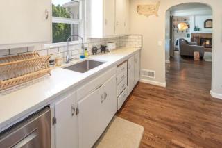Celebration Chalet! Quant, cozy, a few blocks from BSU and close to downtown Boise, Fireplace, 4 beds, and seating for 6 Pets Welcome! - Boise - 2