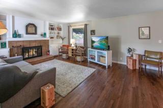 Celebration Chalet! Quant, cozy, a few blocks from BSU and close to downtown Boise, Fireplace, 4 beds, and seating for 6 Pets Welcome! - Boise - 9