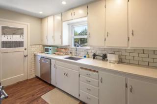 Celebration Chalet! Quant, cozy, a few blocks from BSU and close to downtown Boise, Fireplace, 4 beds, and seating for 6 Pets Welcome! - Boise - 1