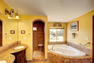 Mountain View Retreat in Nampa! Million dollar views from the panoramic windows, 6 bedrooms! Sleeps 14! Have your wedding or family reunion or retreat here on our hillside - 8