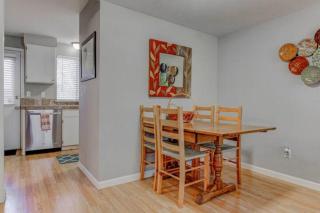 Luxe on Penn Family Friendly, Toddler amenities, baby proof with baby gate, toys, bath toys, cups and plates, Separate Workstation with Desk and Monitor, located in desirable SE Boise next to the Greenbelt and Boise River - Boise - 4