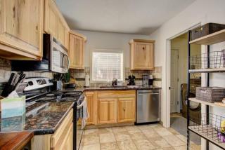 Home Sweet Idahome, feels like home with all the decor you wish you could afford King bed in master, fully fenced dog friendly yard, a few blocks from BSU and downtown Boise, Your perfect stay! - Boise - 2