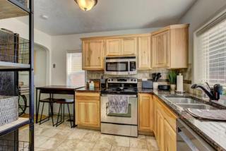 Home Sweet Idahome, feels like home with all the decor you wish you could afford King bed in master, fully fenced dog friendly yard, a few blocks from BSU and downtown Boise, Your perfect stay! - Boise - 4
