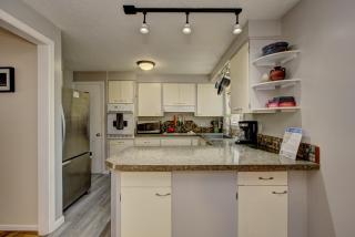 Sunset Home perfect for extended stays with fully fenced in yard, designated office, two living rooms, located across from Boise Foothills and close to Bogus Basin in Boise's North End - 5