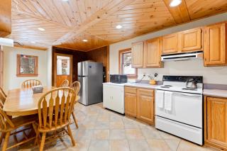 River Road Treehouse Retreat - Warrensburg - 5