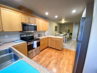 The Getaway SE Boise Condo Across the street from Greenbelt, Bown Crossing and Boise River 3BD 3Bath, 4 beds! Lovely, Homey, Dining table seats 6 - Boise - 1