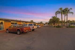 Plainsman Motel - Forbes - 3