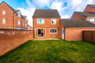 3 Bedroom! 3 Toilets! Contractors and Groups! Free Parking! Driveway! NEW BUILD HOUSE! - 4